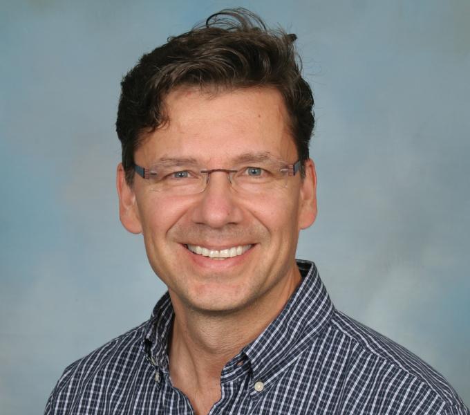 Headshot Professor Jeffrey Evanseck